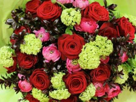 A Fabulous Rose and Ranunculus Bouquet For Cheap